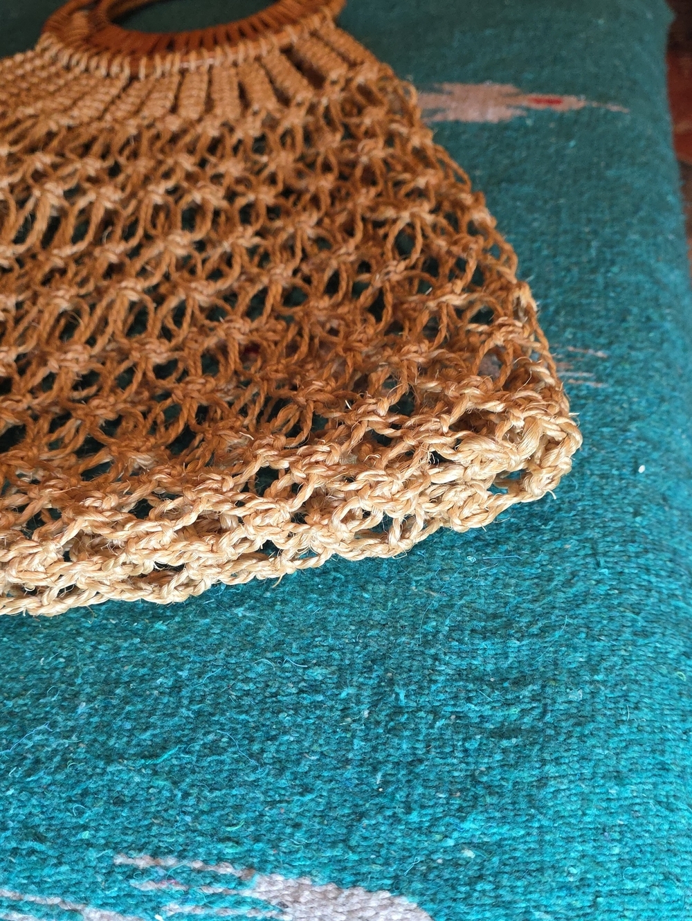 VTG Boho Macrame Straw Net Shoulder Bag Wooden Handle EUC - Picture 8 of 16
